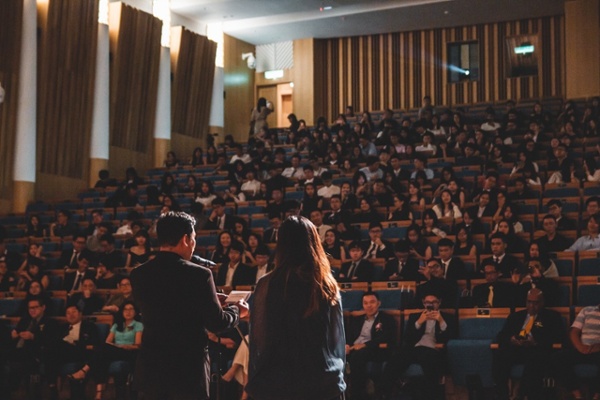 full lecture theatre-1